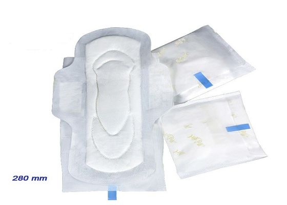 Weißes PET Backsheet beflügelte Hypoallergenic gesundheitliche Auflagen für schweres Bluten